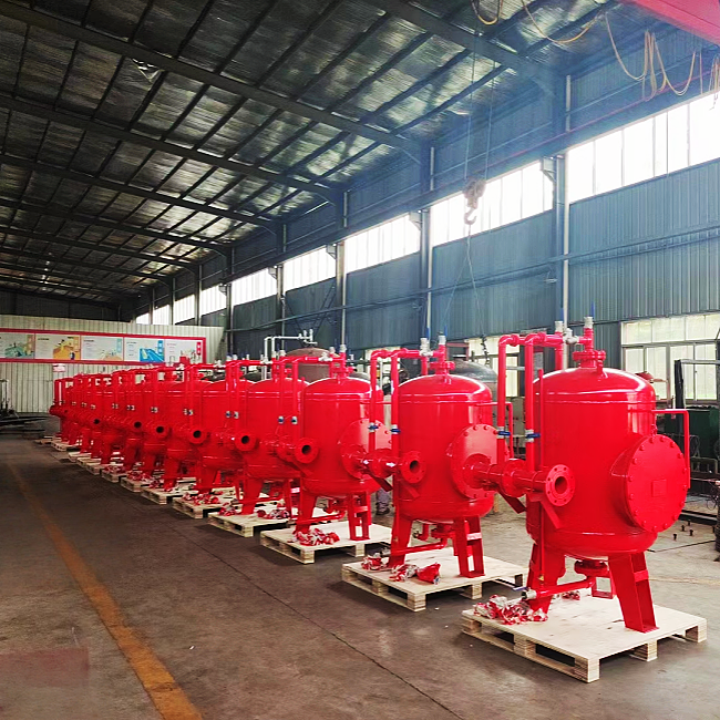 Horizontal foam tank