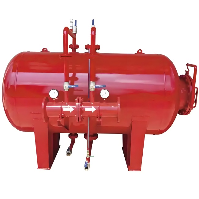 Horizontal foam tank